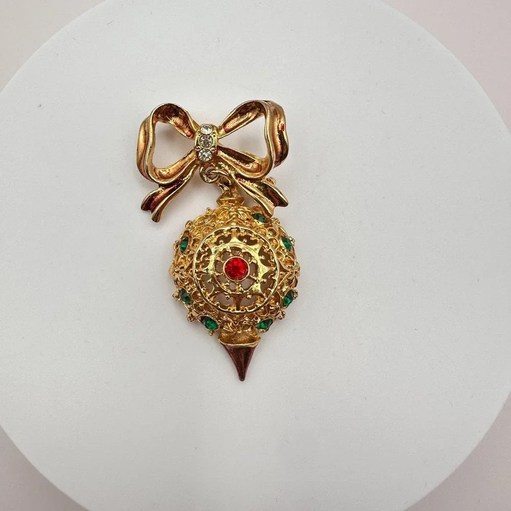 Vintage 90s Gold Tone Rhinestone Bow Ornament Brooch Pin Women's Classic Jewelry